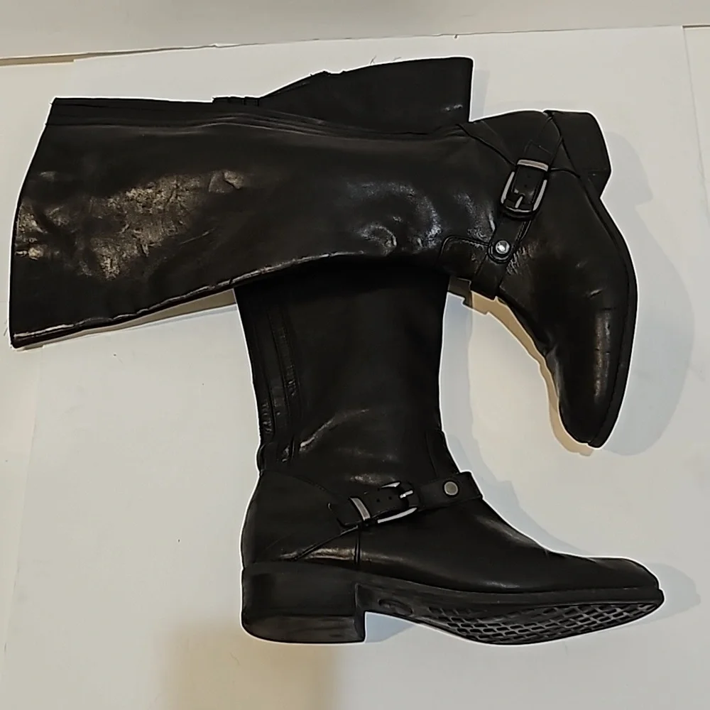 Mee too, Black Kknee Hgh leather boots low heel round toe size 9.5M